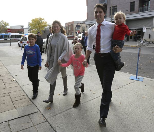 Liberal leader Justin Trudeau arrives at the polling station with his wife and children. - سبوتنيك عربي