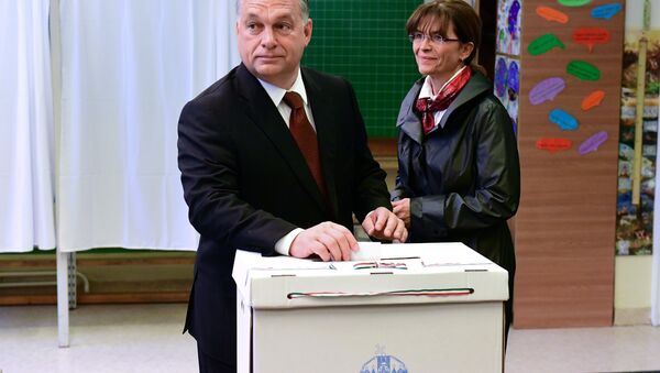 رئيس الوزراء المجري فيكتور أوربان برفقة زوجته أنيكو ليفاي - سبوتنيك عربي