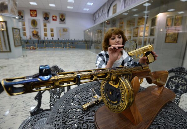 موظفة بمصنع زلاتوست لانتاج الأسلحة تقوم بفحص مجموعة من الأسلحة-الهدايا لوزارة الدفاع الروسية في زلاتؤوست - سبوتنيك عربي