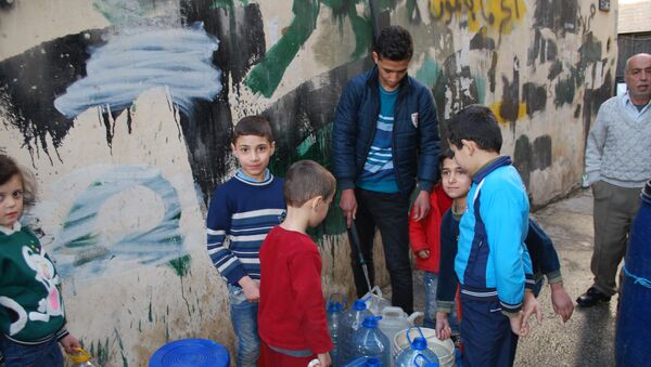 أطفال ينتظرون المياه في حلب - سبوتنيك عربي