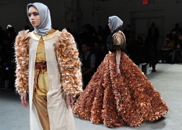 عارضات أزياء تقدم أزياء أنيسا هاسيبوان في عرض أسبوع نيويورك للموضة، مانهاتن، الولايات المتحدة 14 فبراير/ شباط 2017 - سبوتنيك عربي
