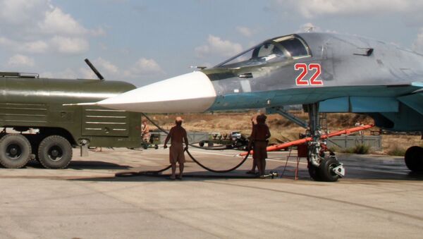 تزويد المقاتلة القاذفة سو-34 بالوقود في قاعدة حميميم - سبوتنيك عربي