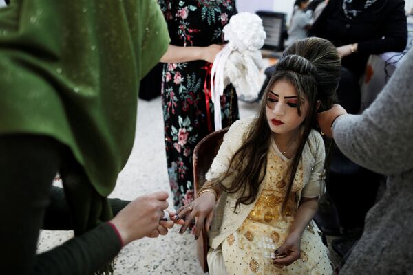العروسة شهد (16 عاما) في صالون للتجميل قبل بدء حفل الزواج، العراق 16 فبراير/ شباط 2017 - سبوتنيك عربي