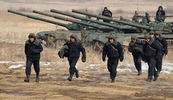 المشاركون في بطولة روسيا بياتلون للدبابات وهجوم جنود سوفوروف في إقليم بريمورسكي كراي، روسيا - سبوتنيك عربي