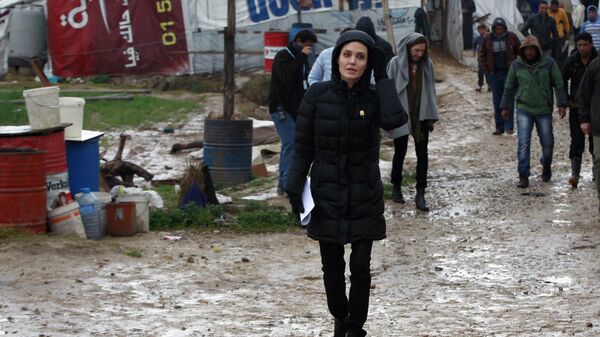 الممثلة الأمريكية أنجيلينا جولي تغادر مخيم للاجئين السوريين في لبنان، 15 مارس/ آذار 2016 - سبوتنيك عربي
