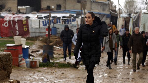 أنجلينا جولي في مخيم للاجئيين - سبوتنيك عربي