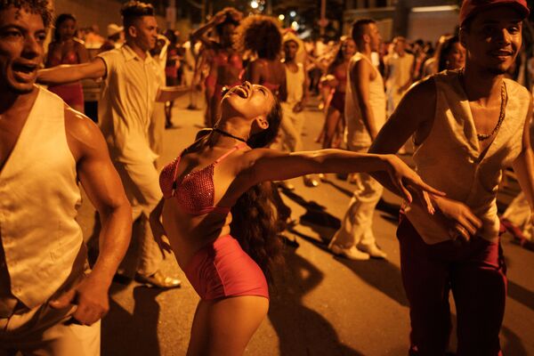 الاستعدادات لمهرجان الرقص Estacio de Sa في مدينة ريو دي جانيرو، البرازيل 13 فبراير/ شباط 2017 - سبوتنيك عربي