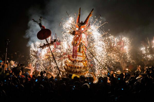 مهرجان الفوانيس والألعاب النارية ضمن فعاليات انتهاء مراسم الاحتفال برأس السنة الصينية، الصين 11 فبراير/ شباط 2017 - سبوتنيك عربي