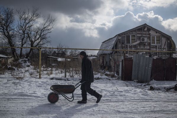 سكان قرية فيسيولوي يحضرون الحطب، جمهورية دونيتسك، أوكرانيا - سبوتنيك عربي