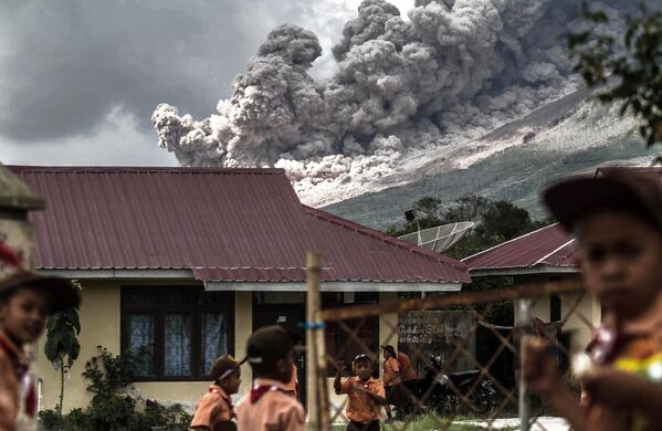 بركان ثائر في سومطرة، 10 فبراير/ شباط 2017 - سبوتنيك عربي