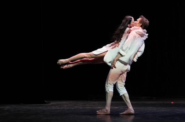 راقصة الباليه الكبيرة التابعة لمسرح ماريينسكي فيكتوريا تيريشكينا خلال أمسية حول عن الحب - سبوتنيك عربي