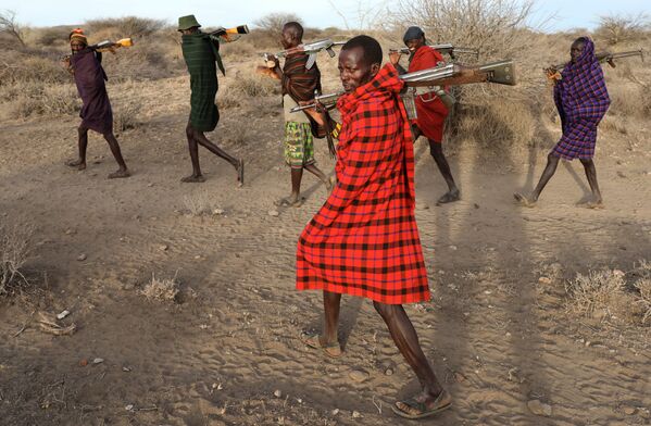 أعضاء قبيلة توركانا يحملون البنادق لحماية قطيعهم من قبائل منافسة لهم بوكوت وسامبورو، كينيا 14 فبراير/ شباط 2017 - سبوتنيك عربي