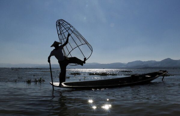 صياد في بحيرة إنلي، ميانمار 10 فبراير/ شباط 2017 - سبوتنيك عربي