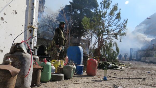 جندي من الجيش السوري يحرس أنابيب مياه بالقرب من عين الفيجه، سوريا 29 يناير/ كانون الثاني 2017 - سبوتنيك عربي