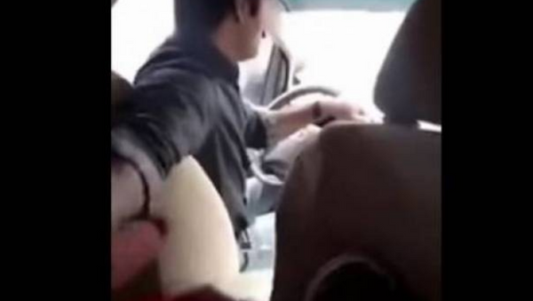 فتاة تصور مقطع فيديو لسائق يتحرش بها - سبوتنيك عربي