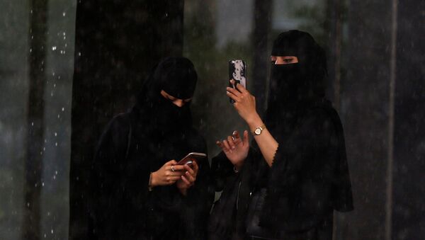 سيدات في العاصمة السعودية الرياض يستخدمن الهواتف - سبوتنيك عربي