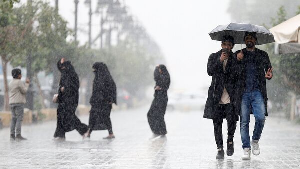 مواطنون في العاصمة السعودية الرياض يفرون من الأمطار - سبوتنيك عربي