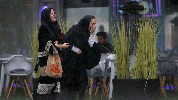 سعوديات خلال هطول الأمطار في العاصمة السعودية الرياض - سبوتنيك عربي