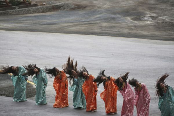 فتيات تؤدي رقصة شعبية في مراسم افتتاح معرض آيدكس الدولي للسلاح والمعدات العسكرية في أبو ظبي، الإمارات العربية المتحدة 19 فبراير/ شباط 2017 - سبوتنيك عربي