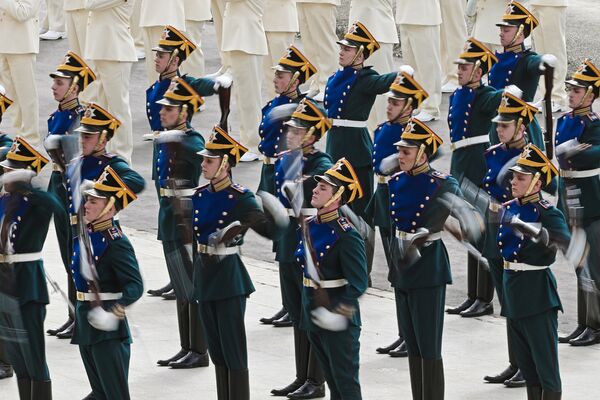 جنود الفوج الرئاسي الروسي أثناء عرضهم خلال مراسم افتتاح معرض آيدكس الدولي للسلاح والمعدات العسكرية في أبو ظبي، الإمارات العربية المتحدة 19 فبراير/ شباط 2017 - سبوتنيك عربي