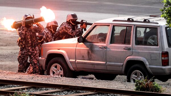 الجنود الإماراتيون خلال معرض آيدكس الدولي للسلاح والمعدات العسكرية في أبو ظبي، الإمارات العربية المتحدة 19 فبراير/ شباط 2017 - سبوتنيك عربي