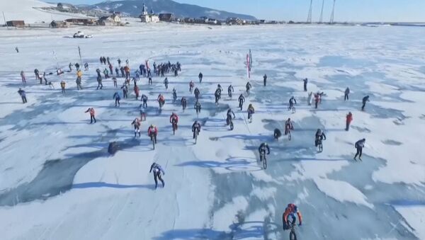 سباق الدراجات الهوائية على سطح بحيرة بايكال الروسية المجمدة - سبوتنيك عربي