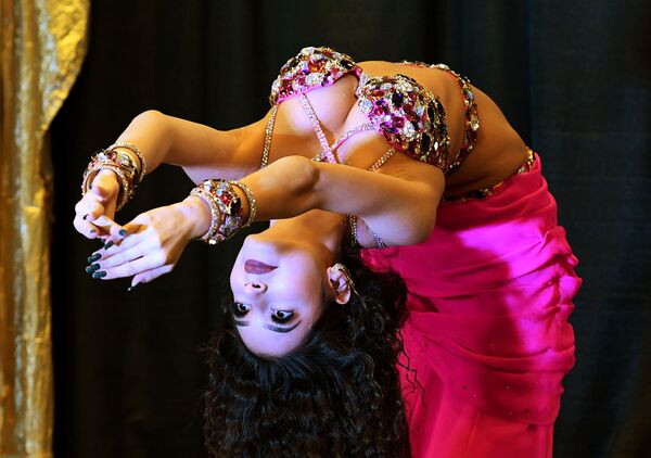 المسابقة الدولية للرقص الشرقي راقصة الكون (Belly Dancer of the Universe) لعام 2017 - الراقصة الروسية كريستينا منويان في لوس أنجلوس، الولايات المتحدة الأمريكية 19 فبراير/ شباط 2017 - سبوتنيك عربي