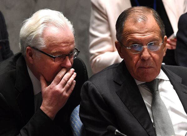 ممثل روسيا الدائم لدى الأمم المتحدة فيتالي تشوركين يتحدث إلى وزير الخارجية الروسي سيرغي لافروف خلال اجتماع مجلس الأمن حول قضايا شمال أفريقيا والشرق الأوسط، نيويورك،30 سبمتمبر/ أيلول 2015 - سبوتنيك عربي