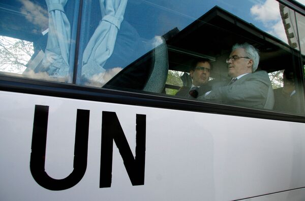 ممثل روسيا الدائم لدى الأمم المتحدة فيتالي تشوركين داخل حافلة بعد زيارته لدير غراتسانيتسا في صربيا ، نيويورك، 27 ابريل/ نيسان 2007 - سبوتنيك عربي