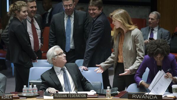 ممثل روسيا الدائم لدى الأمم المتحدة فيتالي تشوركين يستمع إلى نظيرته الأمريكية سامانثا باور قبل بدء اجتماع مجلس الأمن لمناقشة الوضع في أوكرانيا، نيويورك، 15 مارس/  آذار 2014 - سبوتنيك عربي