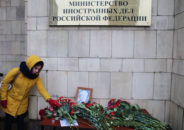 وضع أكاليل الزهور أمام مبنى الخارجية الروسية حزناً لوفاة الدبلوماسي الروسي فيتالي تشوركين، 21 فبراير/ شباط 2017 - سبوتنيك عربي