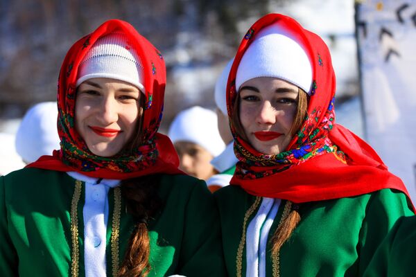 فتاتان في مهرجان للألعاب الشتوية زيمنيادا-2017 والتماثيل الجليدية في إقليم إركوتسك. - سبوتنيك عربي