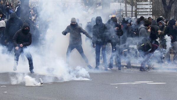 مواجهات مع الشرطة الفرنسية بعد إصابة شاب أسود أثناء اعتقاله - سبوتنيك عربي
