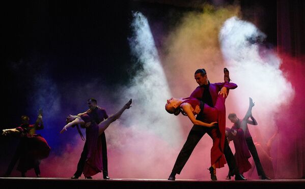مسابقة حسناء سيفاستوبل في القرم - فرقة الرقص الموسيقية تشيورنوي موري (البحر الأسود) خلال المسابقة - سبوتنيك عربي