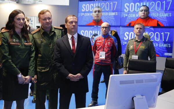 رئيس الوزراء الروسي ديمتري مدفيديف خلال تفقده لتحضيرات البطولة العسكرية في سوتشي - سبوتنيك عربي