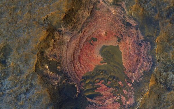 مواد دقيقة تغطي معظم سطح كوكب المريخ والتي تخفي مواد حجرية أساسية للكوكب. ومع ذلك يمكننا رؤية الأساس الحجري اللمريخ. - سبوتنيك عربي