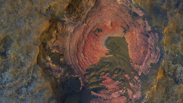 مواد دقيقة تغطي معظم سطح كوكب المريخ والتي تخفي مواد حجرية أساسية للكوكب. ومع ذلك يمكننا رؤية الأساس الحجري اللمريخ. - سبوتنيك عربي