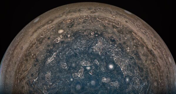 صورة التقطها جهاز الشمسية Juno  التابع لوكالة ناسا فوق القطب الجنوبي لكوكب المشتري، من على ارتفاع 101 ألف كلم فوق سطح غيوم الكوكب، 2 فبراير/ شباط 2017. - سبوتنيك عربي