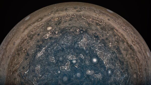 صورة التقطها جهاز الشمسية Juno  التابع لوكالة ناسا فوق القطب الجنوبي لكوكب المشتري، من على ارتفاع 101 ألف كلم فوق سطح غيوم الكوكب، 2 فبراير/ شباط 2017. - سبوتنيك عربي