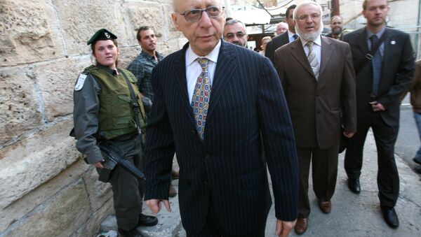 Hamas member Aziz Dweik (2nd-R), of the Palestinian Legislative Council (PLC) walks with Jewish British MP Gerald Kaufman as they walk past Israeli border police guards standing at the entrance of the Abraham Mosque or the Tomb of the Patriarch, a holy site to both Muslims and Jews, in the West Bank town of Hebron, on November 01, 2010. - سبوتنيك عربي