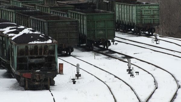 العربات المحمّلة بالفحم في محطة قطارات دونيتسك - سبوتنيك عربي