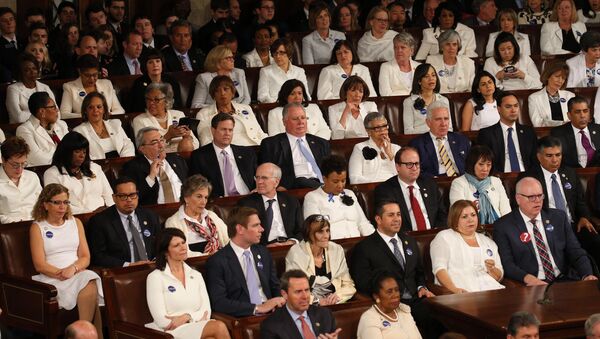 عضوات الكونغرس الأمريكي يلبسن الأبيض خلال كلمة ترامب - سبوتنيك عربي