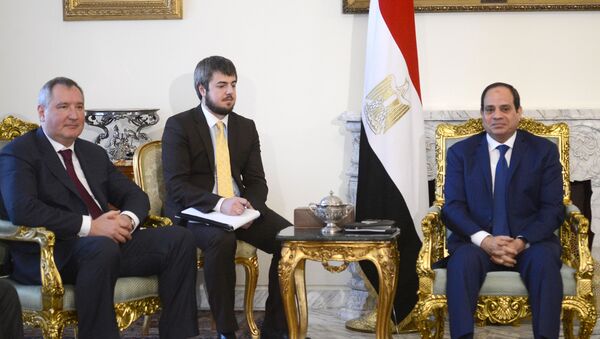 نائب رئيس الوزراء الروسي دميتري روغوزين مع الرئيس المصري عبد الفتاح السيسي - سبوتنيك عربي