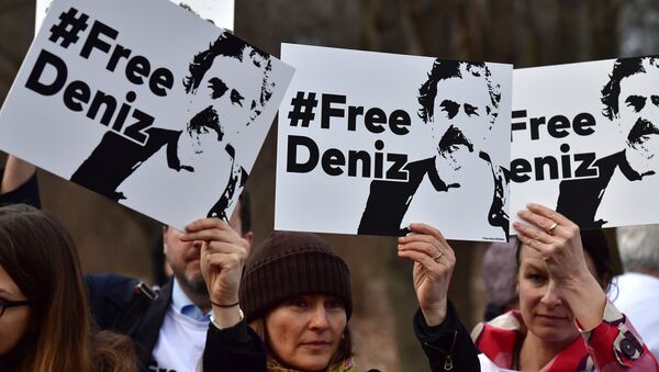 احتجاجات على اعتقال الصحفي دينيز في تركيا - سبوتنيك عربي