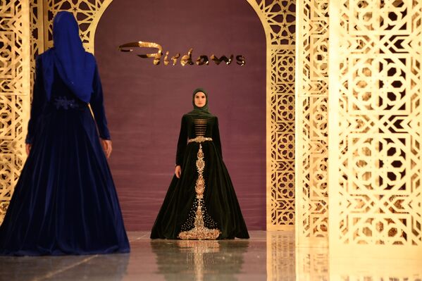عارضات الأزياء الشيشانيات خلال عرض أزياء لدار الأزياء فردوس (Firdaws) للمصممة عايشة قديروفا في مدينة غروزني يوم أمس الأربعاء، 2 مارس/ آذار 2017 - سبوتنيك عربي