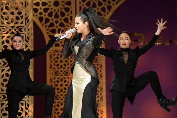 المغنية الروسية نيوشا في عرض أزياء لدار الأزياء فردوس (Firdaws) للمصممة عايشة قديروفا في مدينة غروزني يوم أمس الأربعاء، 2 مارس/ آذار 2017 - سبوتنيك عربي