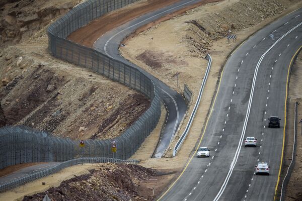 الجدار على الحدود الإسرائيلية المصرية بالقرب من منتجع البحر الأحمر إيلات - سبوتنيك عربي