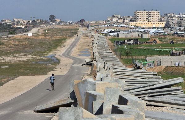 الجدار الفاصل ما بين الحدود الفلسطينية المصرية جنوب قطاع غزة، 2008 - سبوتنيك عربي