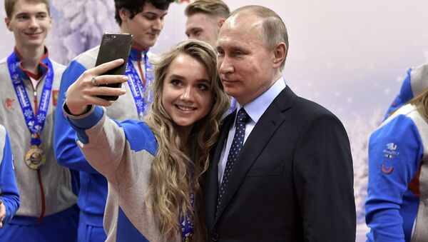 رئيس روسيا فلاديمير بوتين يلتقط صورة سيلفي مع أبطال المسابقة الرياضية للألعاب الشتوية قي كراسنويارسك - سبوتنيك عربي