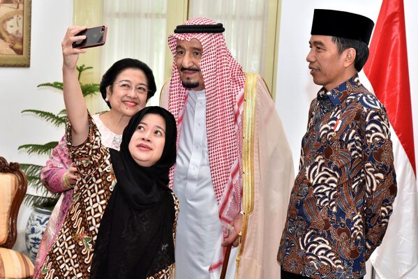 صورة سيلفي لرئيسة إندونيسيا (السابقة) ميغافيتي سوكارنوبتري وابنتها مع ملك المملكة السعودية سلمان - سبوتنيك عربي